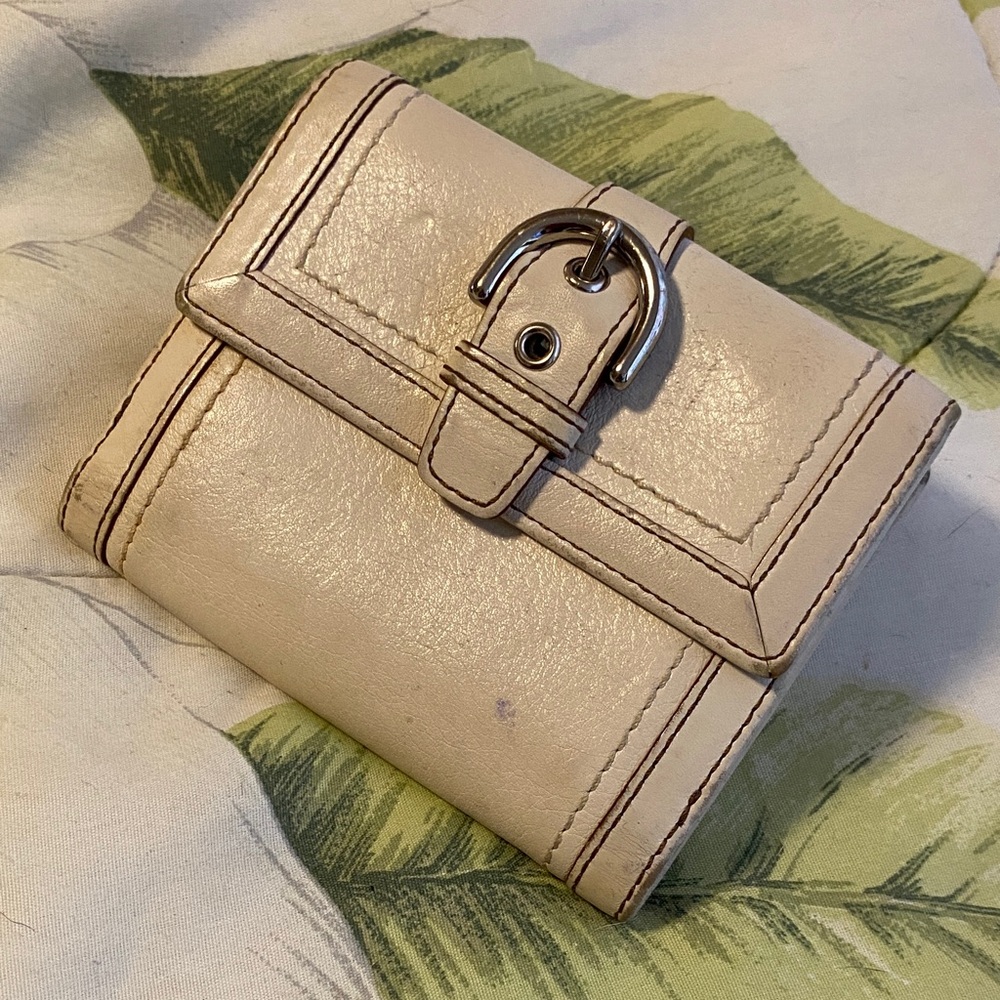 Coach Vintage Off-White Leather Wallet with Silver Buckle